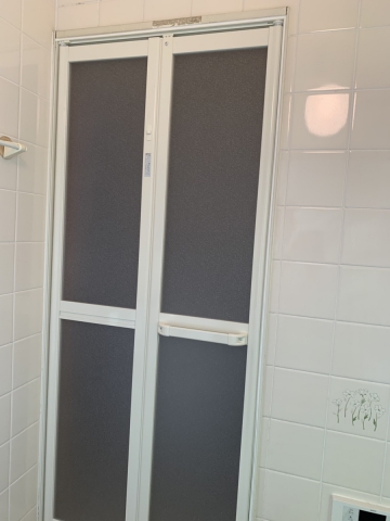 【相模原横山台店】浴室の扉も、リフォームで新しく